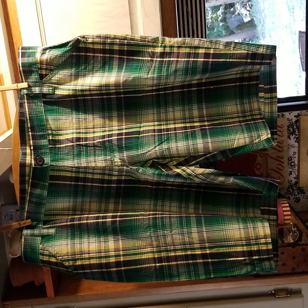 SZ 18  NWOT Green Plaid Cotton Shorts